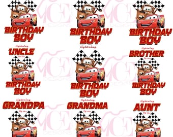 Könnte beinhalten: Ein Satz von zehn druckbaren Designs mit Lightning McQueen aus dem Film Cars. Jedes Design enthält ein rotes Rennwagen mit einer karierten Flagge und einem anderen Familienmitgliedstitel, wie "Papa", "Mama", "Schwester", "Onkel", "Bruder", "Opa", "Oma" und "Tante". Der Text "Geburtstagskind" erscheint unter jedem Design.