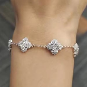 Bracelet trèfle en moissanite. Bracelet quatre feuilles, bracelet 4 feuilles avec pierres moissanite.