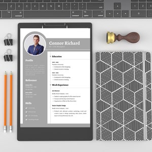 Könnte beinhalten: Ein schwarz-weißer Lebenslauf mit einem Porträt von Connor Richard, UI/UX Designer. Der Lebenslauf enthält Abschnitte für Ausbildung, Profil, Referenzen, Berufserfahrung und Fähigkeiten.