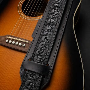 Correia de guitarra artesanal em couro com caveira, couro legítimo de grão integral, estilo rocker, motociclista, resistente e ajustável, ideal para músicos góticos.