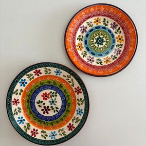 Plato de cerámica Alentejo pintado a mano, cerámica rústica portuguesa, diseño floral tradicional.
