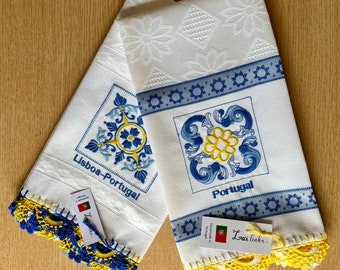 Paño de cocina portugués. Toalla bordada con encaje de crochet hecho a mano. Decoración de época. Colección: Azulejos portugueses. Regalo del Día de la Madre.