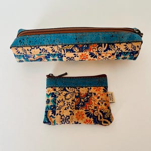 Liège portugais. Ensemble composé d'un étui à stylos et d'un porte-monnaie. Fabriqué au Portugal. Très beau et très utile, très bon comme cadeau de Noël.