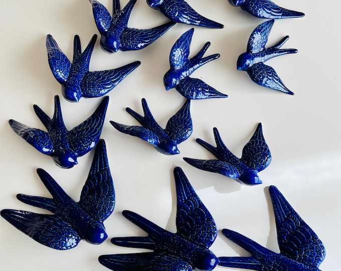 Andorinhas de cerâmica azul cobalto: decoração de parede portuguesa artesanal