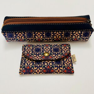 Liège portugais. Ensemble composé d'un étui à stylos et d'un porte-cartes. Fabriqué au Portugal. Très bien et très utile. Très bon comme cadeau de Noël.
