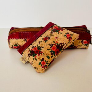 Liège portugais. Ensemble composé d'un étui à stylos et d'une pochette pour pièces de monnaie. Fabriqué au Portugal. Très belle et très utile. Très bon comme cadeau de Noël.