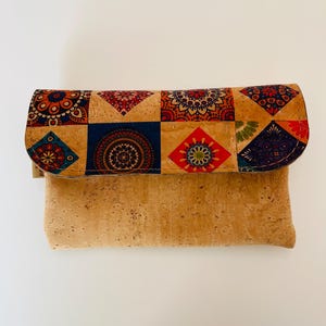Corcho portugués. Cartera grande multiusos para mujer. Para tenerlo todo junto. Fabricada en Portugal. Muy útil y muy buena para regalar.