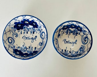 Keramik aus Portugal, handgemalt. Zwei Schüsseln in Kobaltblau bemalt.Coimbra Keramik.Gebrauchskeramik.Weiß und Blaues dekoratives Stück