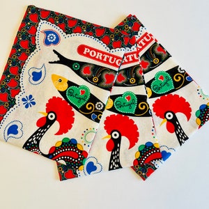portugiesisches Geschirrtuch mit Hahn von Barcelos. Geschirrtücher aus 100% Baumwolle, hergestellt in Portugal. Borte mit roten Herzen von Viana. Gut zum Anbieten