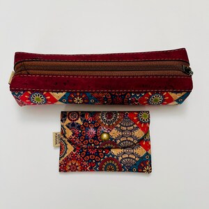 Liège portugais. Ensemble composé d'un étui à stylos et d'un joli portefeuille pour cartes. Fabriqué au Portugal. Très bien et très utile. Très bon comme cadeau.