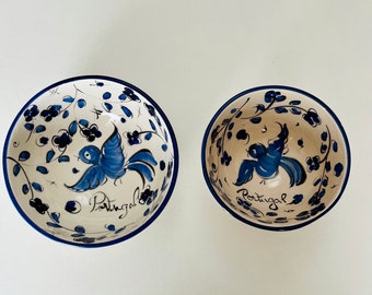 Keramik aus Portugal, handgemalt. Zwei Schüsseln in Kobaltblau bemalt.Coimbra Keramik.Gebrauchskeramik.Weiß und Blaues dekoratives Stück
