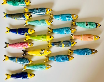 Decorazione murale in ceramica smaltata con sardine: arte portoghese raffigurante pesci dell'oceano