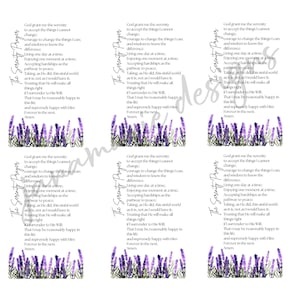 Puede incluir: Tarjetas impresas con la "Oración de la Serenidad" en escritura elegante, con un borde floral de lavanda. El texto es negro sobre fondo blanco. Las tarjetas están diseñadas para la reflexión espiritual y la inspiración.