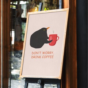 Druckbares Poster Vogel mit Kaffeebecher Meme Kaffee Poster Vogel mit Kaffee Wanddruck Lustiger Vogel Wandkunst