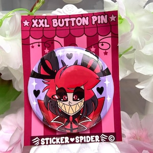 Puede incluir: Un gran botón redondo con un personaje de dibujos animados con cabello rojo, un atuendo rojo y negro, y una sonrisa traviesa. El personaje está rodeado de corazones rosas y destellos sobre un fondo morado. El texto "XXL BUTTON PIN" está impreso en el empaque.