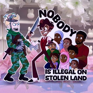 Op de afbeelding: Een sticker met een cartoon illustratie. De tekst luidt "NIEMAND IS ILLEGAAL OP GESTOLEN LAND." De afbeelding toont twee figuren, een in militair uniform en de andere met een mes, tegenover elkaar, met een groep mensen op de achtergrond.
