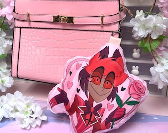 Llavero de peluche de Alastor de San Valentín con forma de corazón, bonito amuleto para bolso de peluche rosa pastel