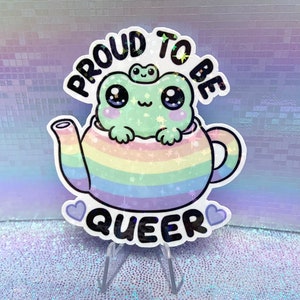 Holographischer Vinyl Aufkleber - Proud to be Queer Frog - kawaii ästhetisches Pastell Briefpapier irisierend Laptop Aufkleber LGBTQ Liebe Gleichheit csd