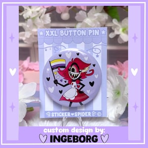 Könnte beinhalten: XXL-Button-Pin mit einer Cartoonfigur mit roten Haaren und einem roten Kleid, die eine nicht-binäre Pride-Flagge hält. Der Pin befindet sich auf einem hellvioletten Hintergrund mit Herzen und dem Text "XXL BUTTON PIN". Der Text "STICKER SPIDER" ist ebenfalls sichtbar.