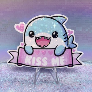 Holografischer Vinyl-Aufkleber – Kiss Me Shark – kawaii süße ästhetische Pastell-Briefpapier schillernde rosa Sarkasmus introvertierte Liebe Meer Laptop-Aufkleber