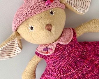 Abito Hazel Village – Collezione Little Garden Party / Vestiti per bambole lavorati a mano per animali da 33-35 cm / Opzioni con berretto o fascia per capelli