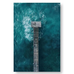 Luftposter mit Holzsteg - Ozean-Wandkunst - Himmelsansicht, Wohndekor - Herunterladbar - Druckbar - Hauseinweihung - Geschenkidee
