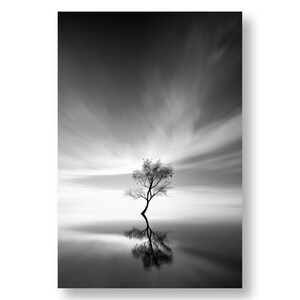 Minimalistische Landschaftswandkunst - Schwarz-Weiß-Naturkunst - Friedliches Seeposter - Beruhigende Wanddekoration - Druckbarer Download