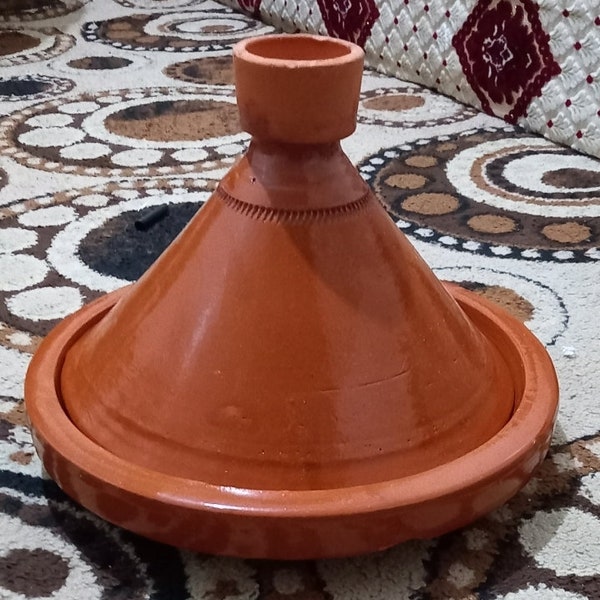 Tagine marocain traditionnel poterie fait à la main