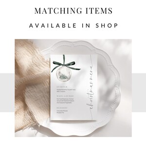 Puede incluir: Una tarjeta blanca con un adorno navide&ntilde;o de acuarela verde y blanco en la parte superior. La tarjeta dice "Men&uacute; de Navidad" y enumera los elementos del men&uacute;: "Entrante", "Plato principal" y "Postre".