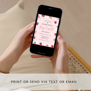 Op de afbeelding: Een roze en wit geruit telefoonscherm met een aardbei- en bloeiende ontwerp. De tekst luidt "Join us for Charlotte's Berry First Birthday, Zaterdag 21 juni, 14:00 uur, The Brighton Home 12345 Brighton St. Lake Tahoe, CA 12345 RSVP aan Abigail op 555-123-4567".