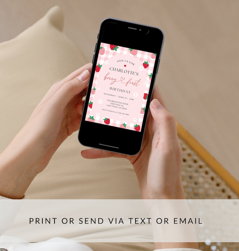 Op de afbeelding: Een roze en wit geruit telefoonscherm met een aardbei- en bloeiende ontwerp. De tekst luidt "Join us for Charlotte's Berry First Birthday, Zaterdag 21 juni, 14:00 uur, The Brighton Home 12345 Brighton St. Lake Tahoe, CA 12345 RSVP aan Abigail op 555-123-4567".