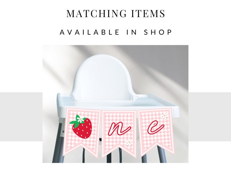 Peut inclure: Une banni&egrave;re de chaise haute en vichy rose et blanc avec le mot "un" en rouge. La banni&egrave;re a un motif de fraise &agrave; une extr&eacute;mit&eacute; et des fleurs blanches &agrave; l'autre.