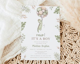 Op de afbeelding: Een witte uitnodigingskaart voor een babyshower met een aquarelillustratie van een groene dinosaurus die een tros pastelkleurige ballonnen vasthoudt. De tekst luidt: rawr! IT'S A BOY, JOIN US IN CELEBRATING THE MOMMY-TO-BE, Madeline Brighton, en evenementdetails.