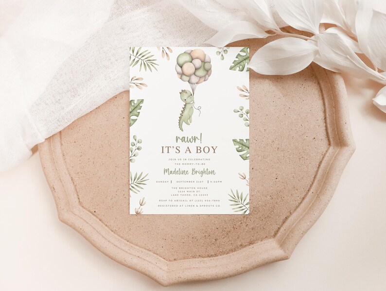 Op de afbeelding: Een rechthoekige uitnodigingskaart voor een babyshower met een aquarelillustratie van een groene dinosaurus die een bos pastelkleurige ballonnen vasthoudt. De tekst luidt: rawr! IT'S A BOY, JOIN US IN CELEBRATING THE MOMMY-TO-BE, Madeline Brighton, en de evenementdetails.