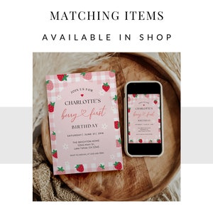 Peut inclure: Une invitation imprimable rose et blanche avec un motif de fraises et de vichy. L'invitation indique "Rejoignez-nous pour le premier anniversaire de Charlotte, un anniversaire fruit&eacute;" et comprend la date, l'heure et le lieu de l'&eacute;v&eacute;nement.