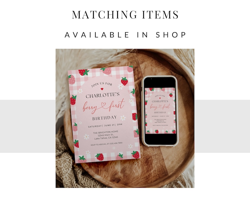 Peut inclure: Une invitation imprimable rose et blanche avec un motif de fraises et de vichy. L'invitation indique "Rejoignez-nous pour le premier anniversaire de Charlotte, un anniversaire fruit&eacute;" et comprend la date, l'heure et le lieu de l'&eacute;v&eacute;nement.
