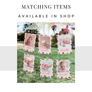 Peut inclure: Un ensemble de six cartes photo roses et blanches avec un motif de fraises. Chaque carte pr&eacute;sente un b&eacute;b&eacute; et le texte "un mois", "deux mois", "trois mois", "quatre mois", "cinq mois" et "nouveau-n&eacute;".