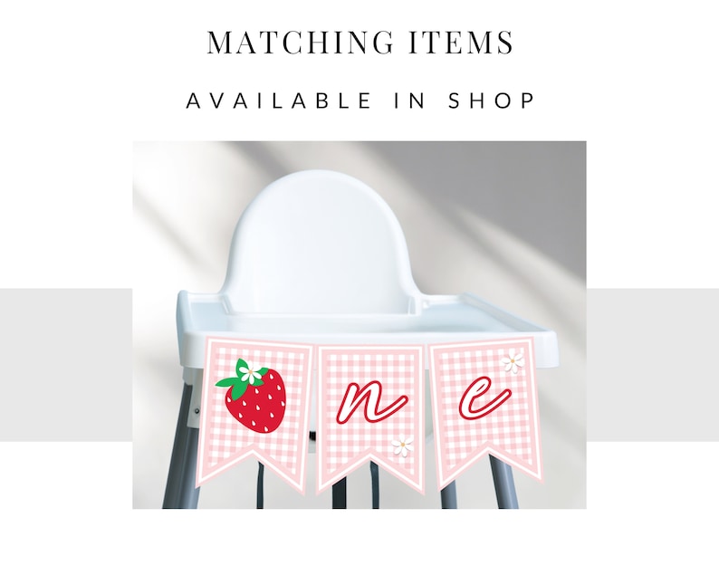Op de afbeelding: Een roze en witte gingham-hoge stoelbanner met het woord "een" in rood. De banner heeft een aardbeienafbeelding aan het ene uiteinde en witte bloemen aan het andere.