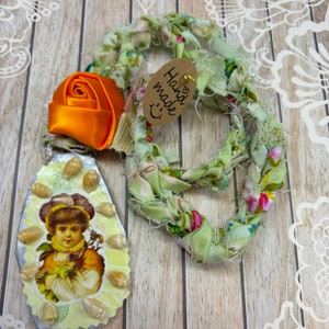 Collar vintage de niña y muñeca, conchas de tela, joyería única hecha a mano y reciclada, joyería llamativa para mujer, collar de tela, joyería única