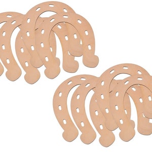 Op de afbeelding: Een set van tien houten hoefijzers, elk met een bruine afwerking en een reeks gaten rond de rand. De hoefijzers zijn gerangschikt in twee rijen van vijf, waarbij de bovenste rij iets verschoven is ten opzichte van de onderste rij.