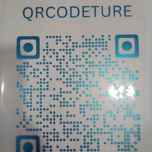Könnte beinhalten: Ein blauer und weißer QR-Code mit dem Text "QR CODETURE" oben.