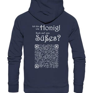 Könnte beinhalten: Ein marineblauer Hoodie mit einer weißen Grafik, auf der "Ich bin wie Honig! Bock auf was Süßes?" steht und ein QR-Code.