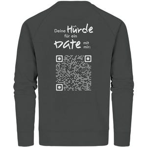 Könnte beinhalten: Dunkelgrauer Sweatshirt mit weißem Text, der "Deine Hürde für ein Date mit mir." lautet und einem QR-Code.