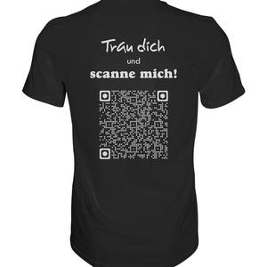 Könnte beinhalten: Schwarzes T-Shirt mit dem Text "Trau dich und scanne mich!" und einem schwarz-weißen QR-Code.
