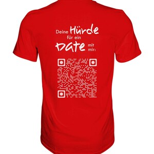 Könnte beinhalten: Rotes T-Shirt mit weißem Text, der "Deine Hürde für ein Date mit mir." lautet, und einem QR-Code.