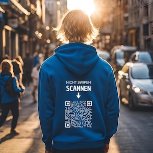 Könnte beinhalten: Ein blauer Hoodie mit einem weißen QR-Code und dem Text "Nicht Swipen Scannen" auf der Rückseite.