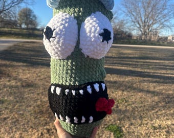 Peluche de Rick y Morty hecho a mano con forma de Pickle Rick y patrón de Rick