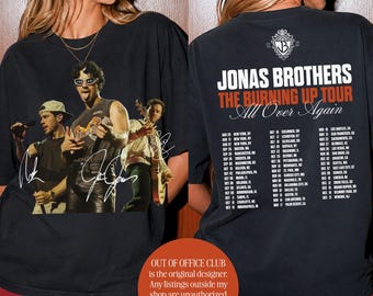 Op de afbeelding: Een zwart t-shirt met een afbeelding van de Jonas Brothers op de voorkant met witte handtekeningen. De achterkant toont de tekst JONAS BROTHERS THE BURNING UP TOUR All Over Again, een embleemlogo en een lijst met tourdata en locaties in het wit.
