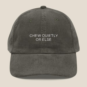 Puede incluir: Una gorra de béisbol de pana verde oscuro con texto bordado en blanco que dice "CHEW QUIETLY OR ELSE".