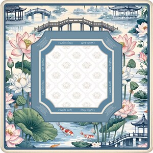 Puede incluir: Alfombra decorativa cuadrada con un dise&ntilde;o de inspiraci&oacute;n asi&aacute;tica. Presenta un cuadrado azul central con texto, rodeado de un paisaje de pagodas, puentes, flores de loto y peces koi en una suave paleta de colores azul, rosa y crema.